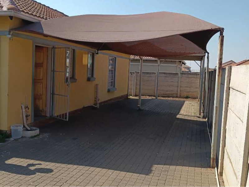 Move-In Ready 3-Bedroom Home in Secure Westview Andeon Estate - Photo 2