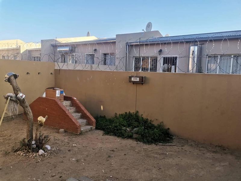 Two-bedroom, one-bathroom townhouse for sale in Soweto - Photo 1