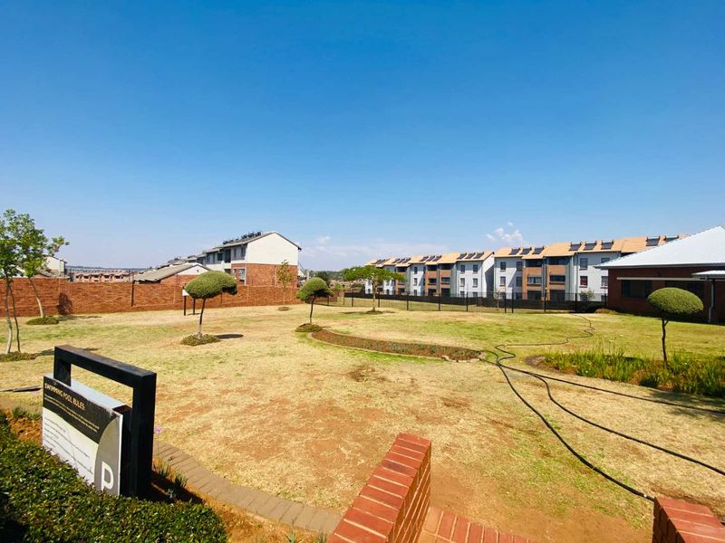 Modern 2-Bedroom Apartment in Crescent Glades Estate - Photo 3