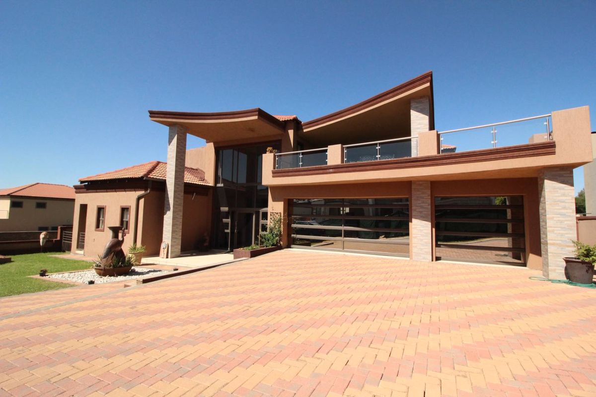 Luxury Fairway Living with Exceptional Views - Photo 2