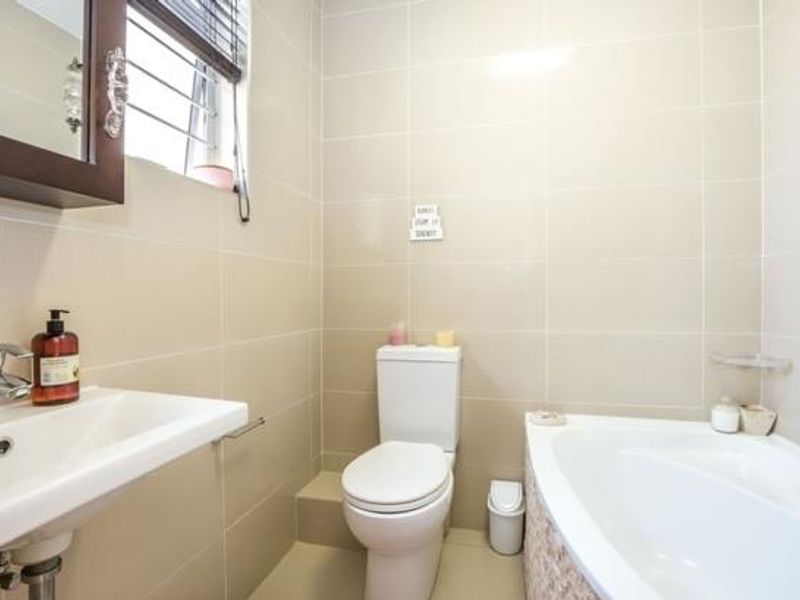 Beautiful 3 Bed Townhouse (Pet friendly – Cats & Small dogs) in Sunningdale!! - Photo 7