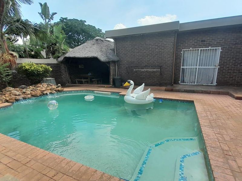 Spacious 4 bedroom house with flatlet - Photo 8