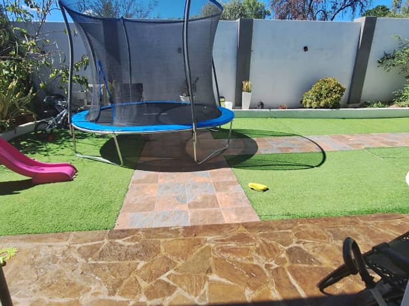 "Spacious Family Oasis in Pioneerspark – Call Today!" - Photo 3