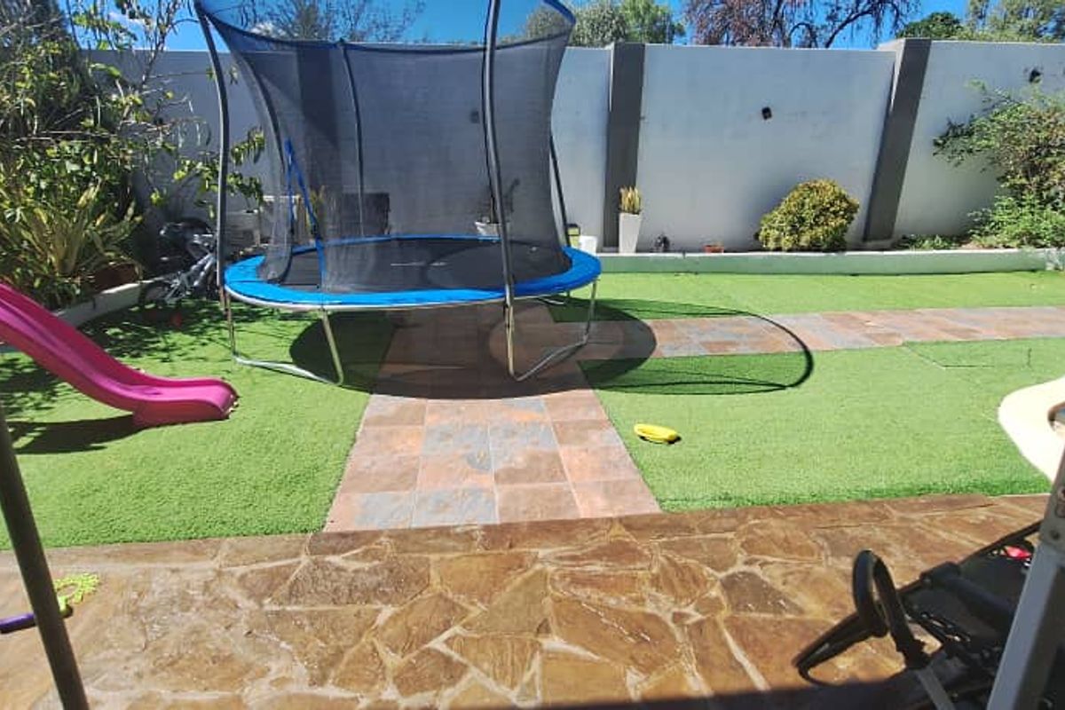 "Spacious Family Oasis in Pioneerspark – Call Today!" - Photo 3