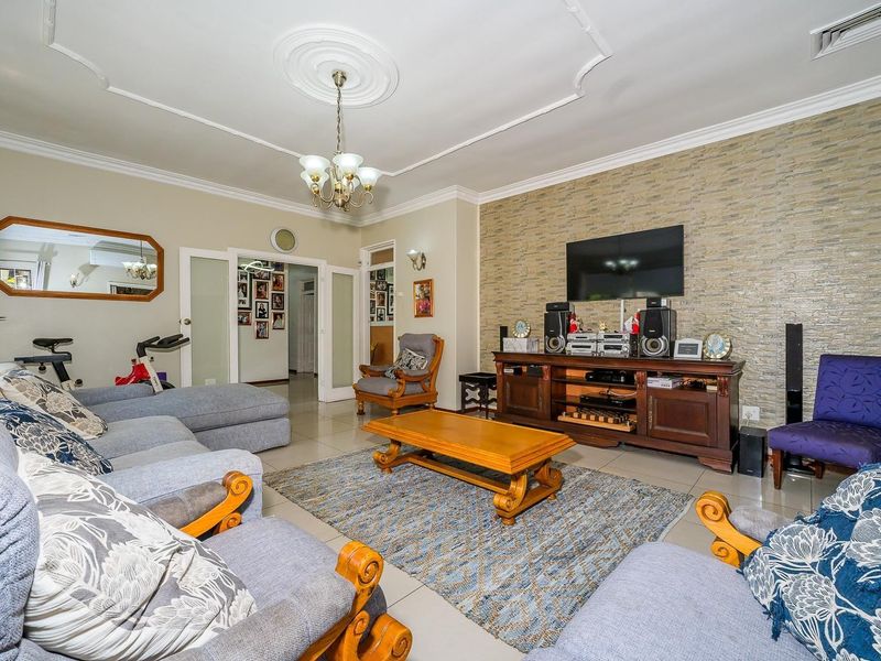 Elegant family Home with a spacious poolside Entertainment and a Private Granny Cottage - Photo 7