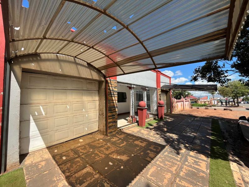 Spacious 3 Bedroom Home with Double Garage in Vosloorus - Photo 2