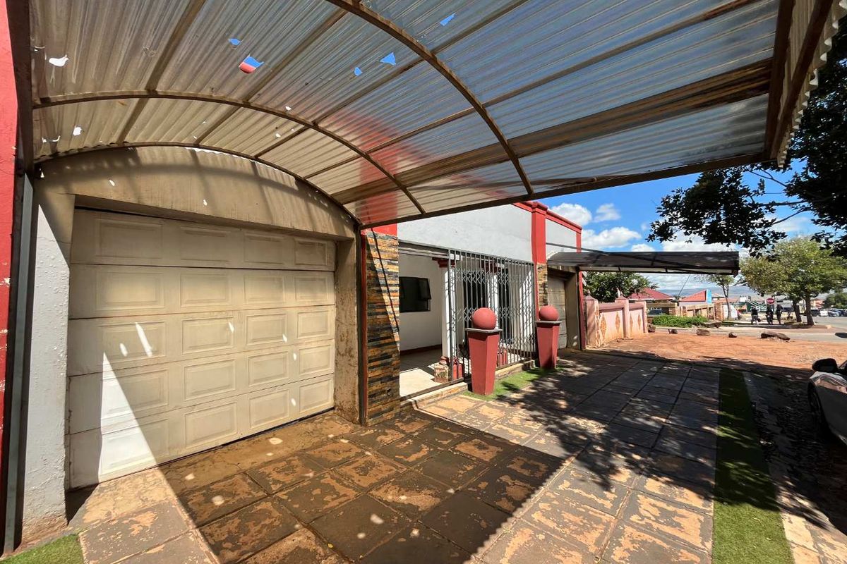 Spacious 3 Bedroom Home with Double Garage in Vosloorus - Photo 2