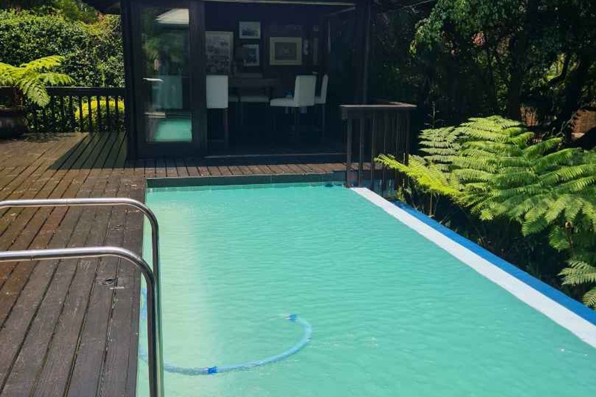 Spacious Family Home with Pool & Garden Oasis in quiet St Lucia 🏡🌳 - Photo 4