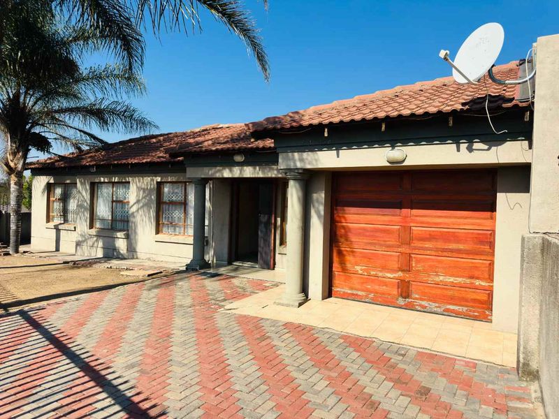 Freestanding Family Home in Mahlasedi park-priced to Move, Ready to View. - Photo 1