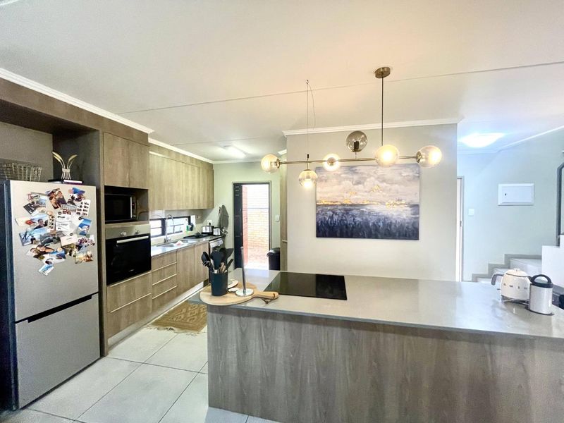 Effortless Living for the Modern Family – 3-Bed Townhouse in Amberfield - Photo 9