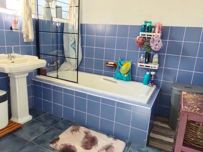 FAMILY HOME WITH A 2 BEDROOM FLATLET IN BRACKENDOWNS - Photo 9