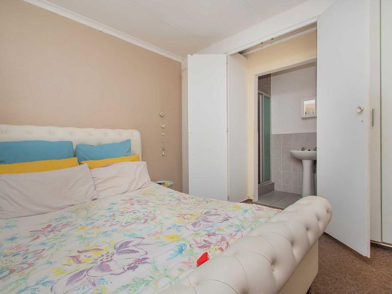 Low Maintenance,Spacious ,Priced to Sell. - Photo 9