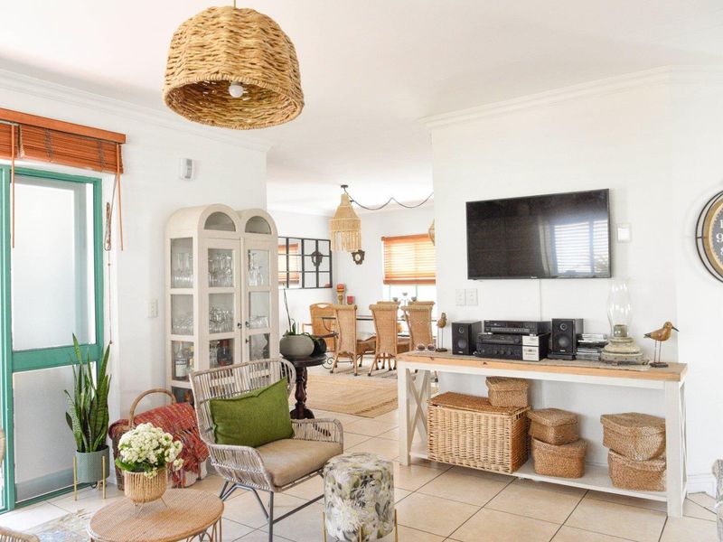 Exquisite and charming home with a beautiful garden in the always popular Kingshaven Estate - Photo 10