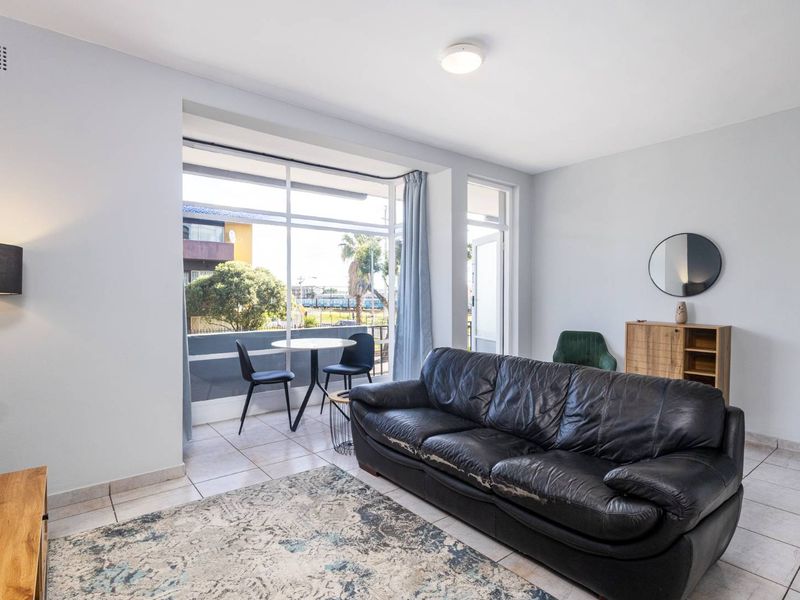 Light-Filled, Move-In Ready Apartment with Modern Finishes - Photo 5