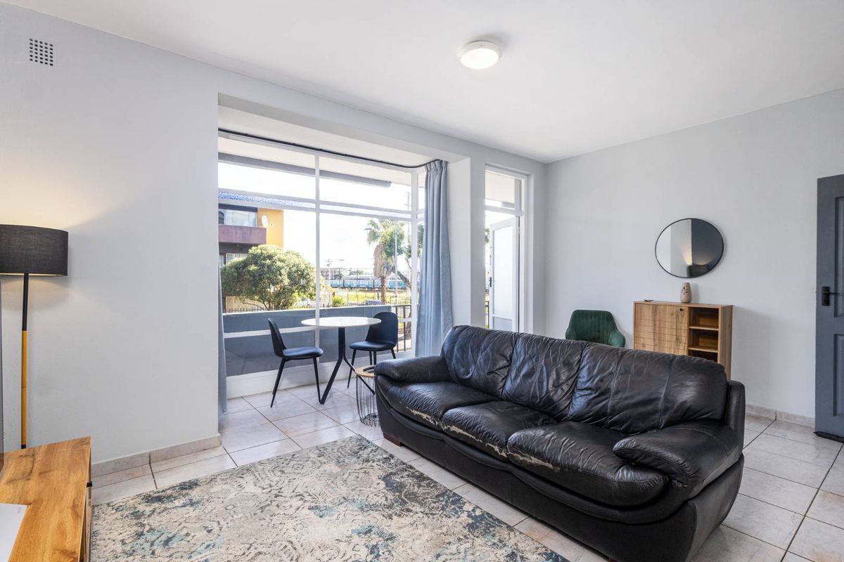Light-Filled, Move-In Ready Apartment with Modern Finishes - Photo 5