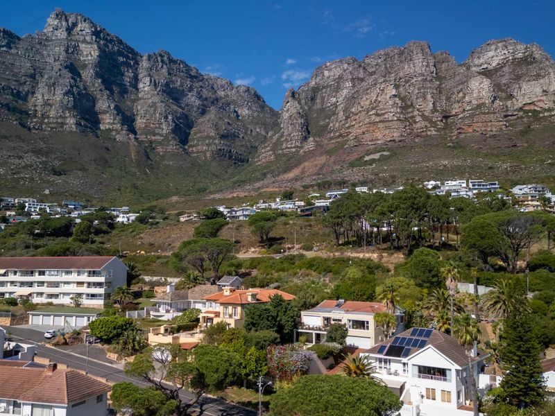 A Camps Bay home with seamless views to add your own touch to - Photo 5