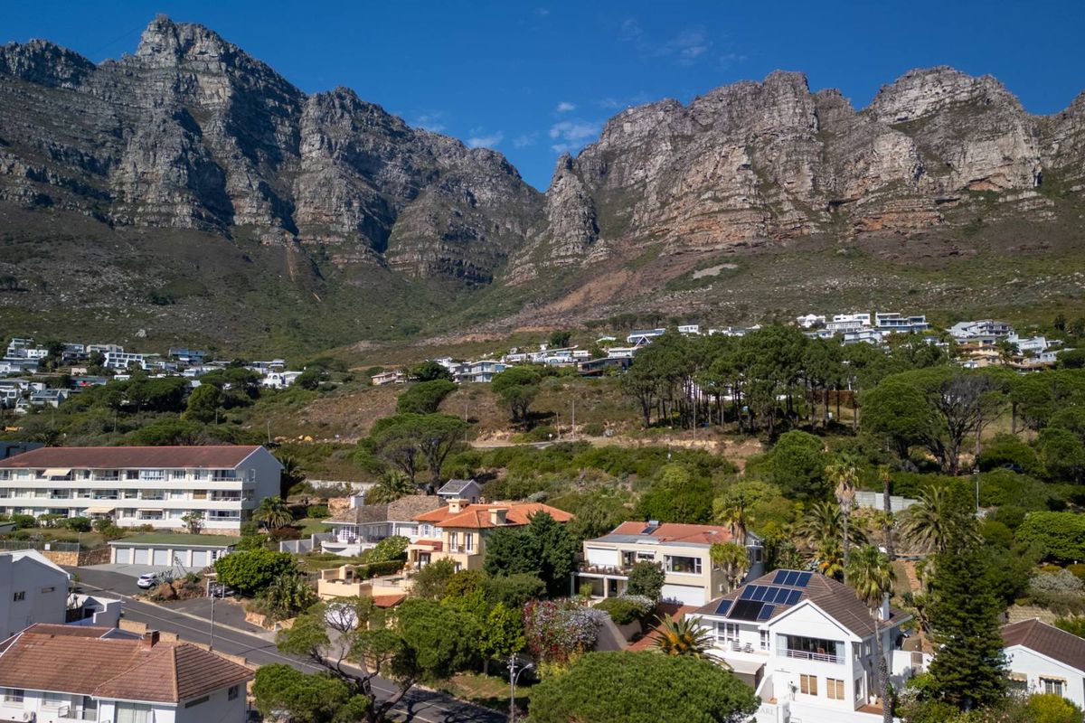 A Camps Bay home with seamless views to add your own touch to - Photo 5