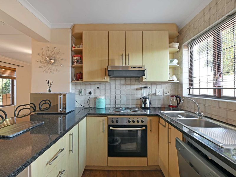 Spacious Family Home with Exceptional Indoor-Outdoor Living in Parklands - Photo 9