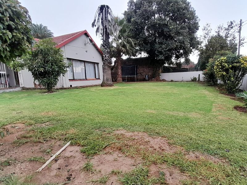 Spacious Family Home With Potential - Photo 2