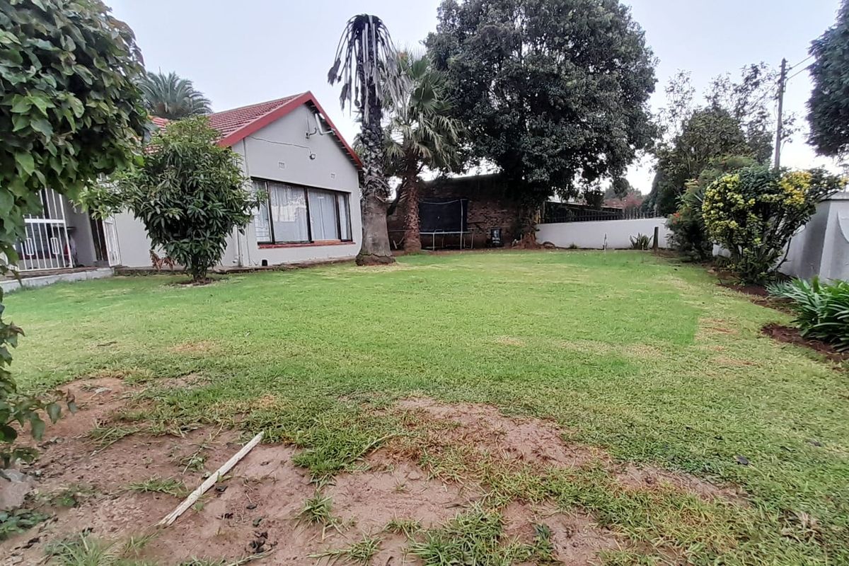 Spacious Family Home With Potential - Photo 2