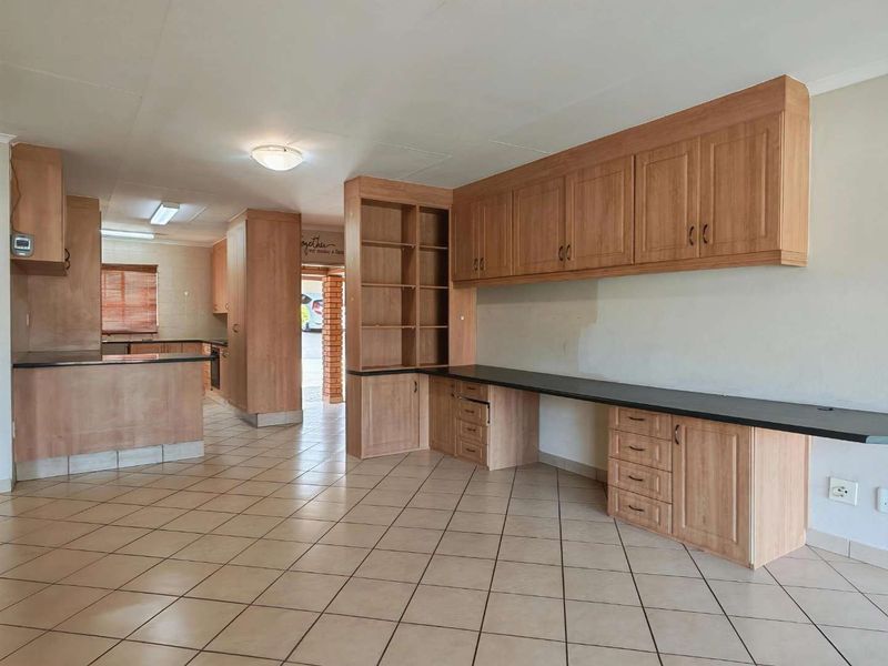 3Bedroom / 2Bathroom / 2Garage Simplex! - Photo 2