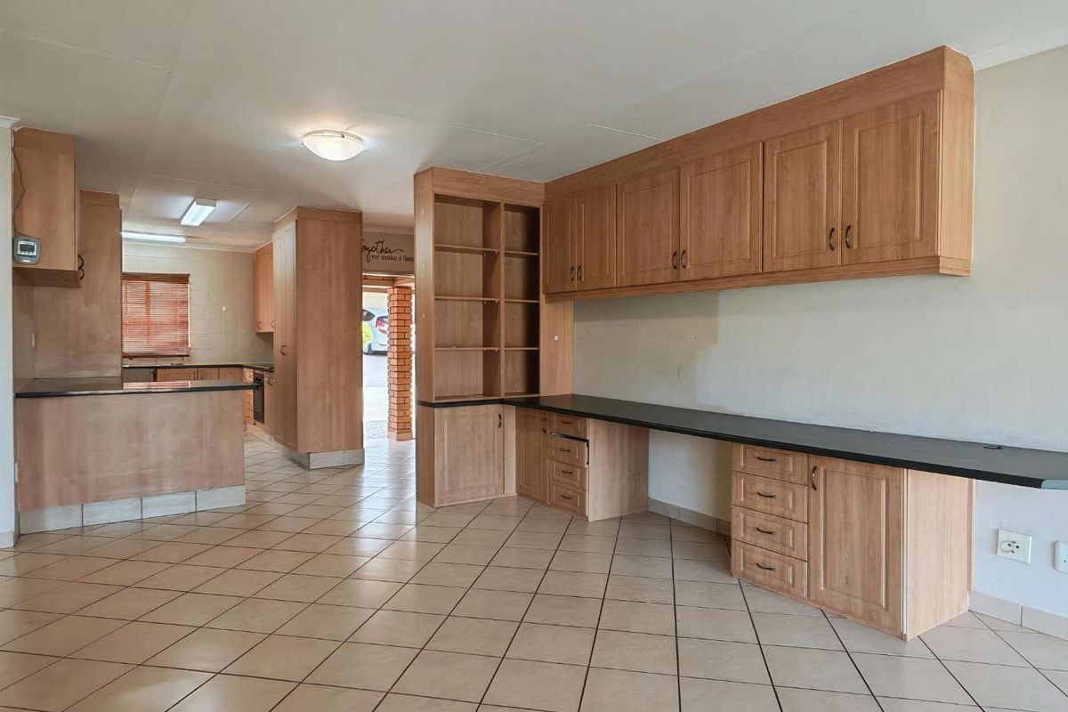 3Bedroom / 2Bathroom / 2Garage Simplex! - Photo 2