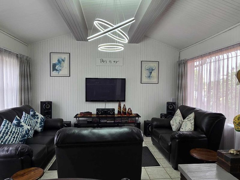 6 Bedroom House with large flatlet for Sale in Verwoerdpark - Photo 4