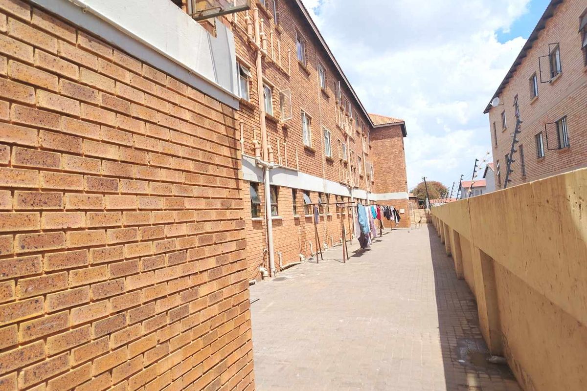 A BLOCK OF FLATS FOR SALE - Photo 5