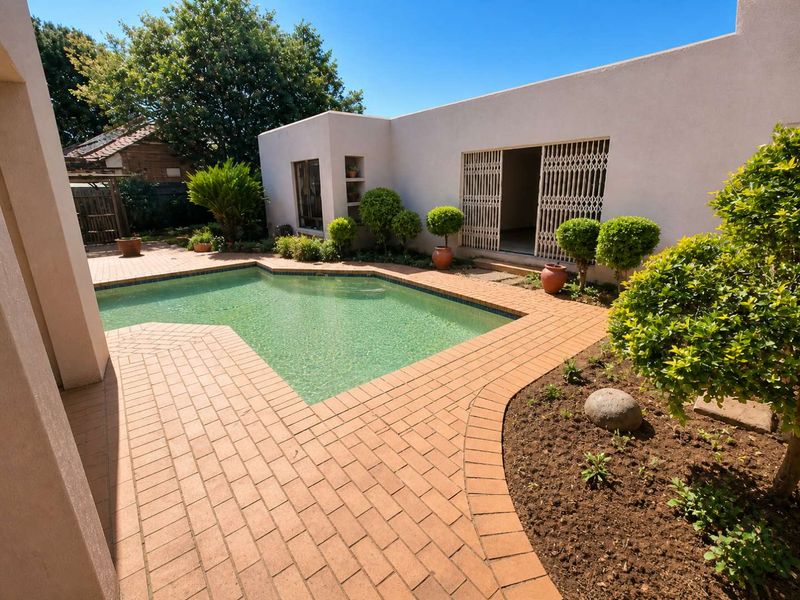 Luxury Family Home in Secure Gated Estate with Flatlet, Pool & Exceptional Safety Features - Photo 4
