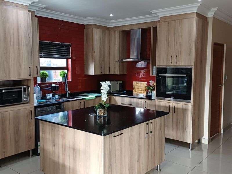 Flexible Layout Home Ideal for Airbnb or Large Families - Photo 1