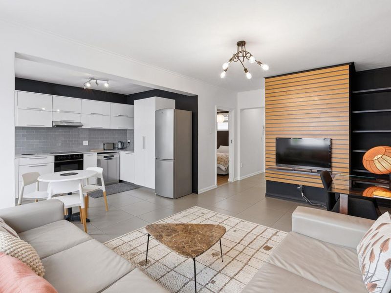 Prime location on Beach Road in Mouille Point - Photo 1