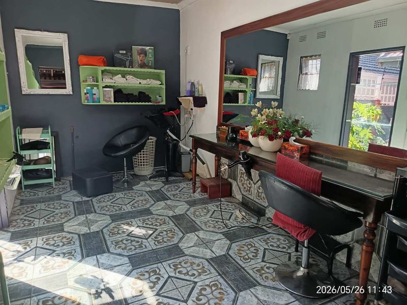 Welcoming Lock up and Go 3 bedroom home with flatlet/Salon For sale! - Photo 3
