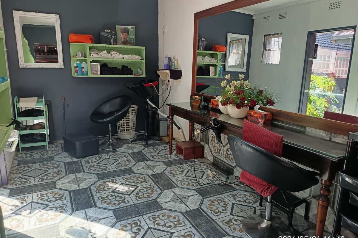 Welcoming Lock up and Go 3 bedroom home with flatlet/Salon For sale! - Photo 3
