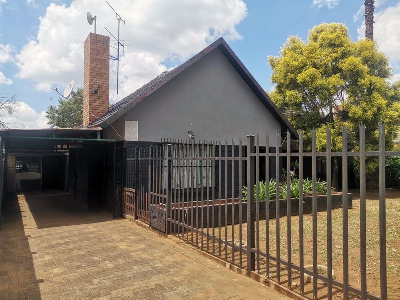 3 Bedroom House For Sale in Vanderbijlpark CE 1 - Photo 2