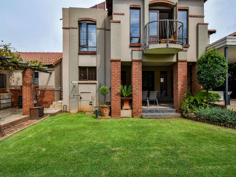 ELEGANCE, SECURITY AND CONVENIENCE! - Photo 2