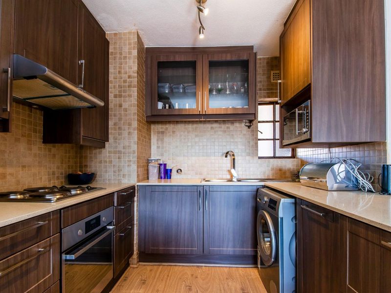 BRILLIANTLY PRICED 2 BED APARTMENT - Photo 9