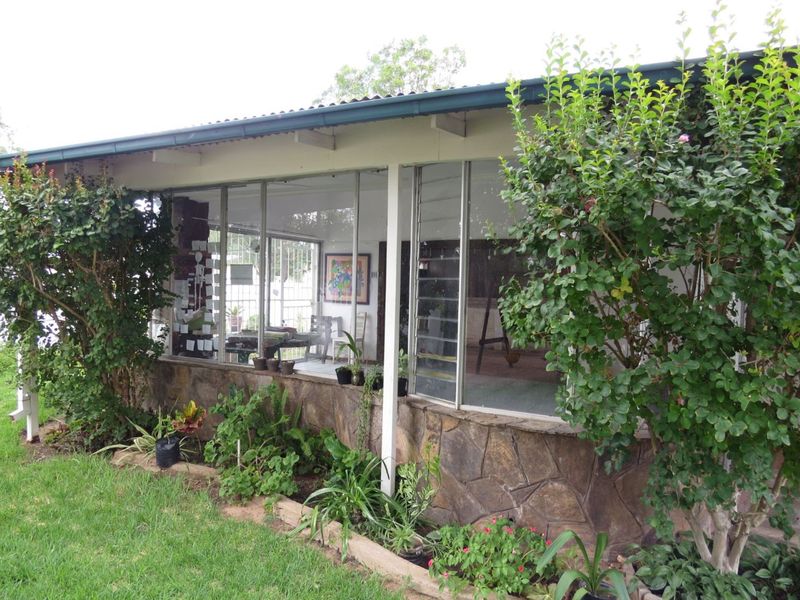 A 3bedroom family home with a flat and a lovely swimming pool is for sale in a quiet and safe area of Okahandja!! - Photo 7