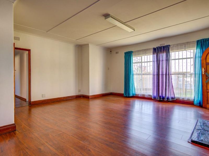 " Charming Family Home with Abundant Amenities" - Photo 5