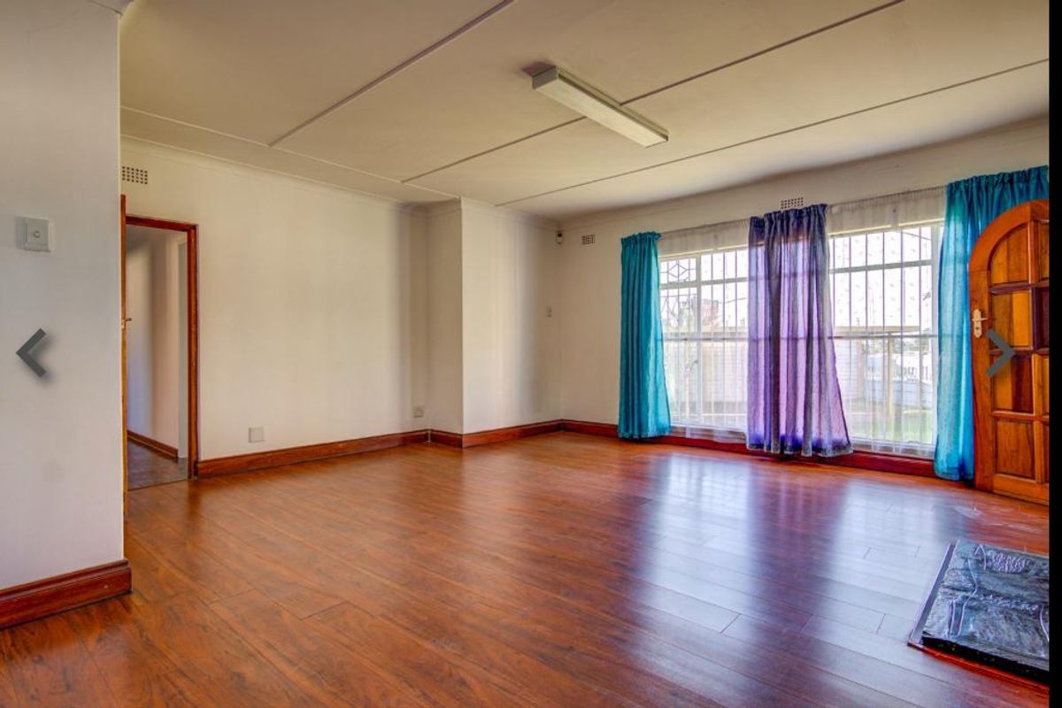 " Charming Family Home with Abundant Amenities" - Photo 5