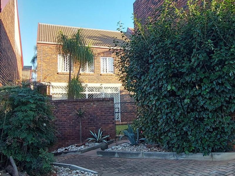 Modern 2-Bed Townhouse with Lock-Up Garage & Pet-Friendly Perks - Photo 3