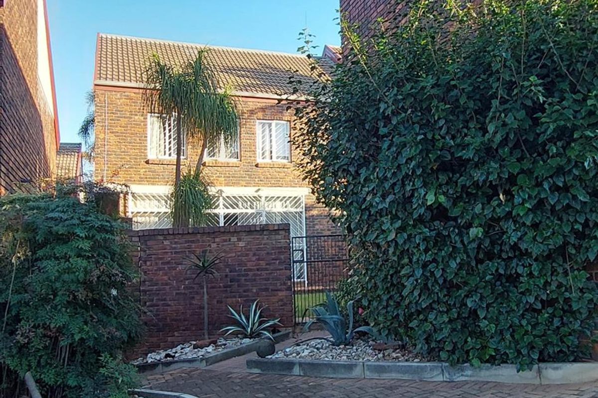 Modern 2-Bed Townhouse with Lock-Up Garage & Pet-Friendly Perks - Photo 3