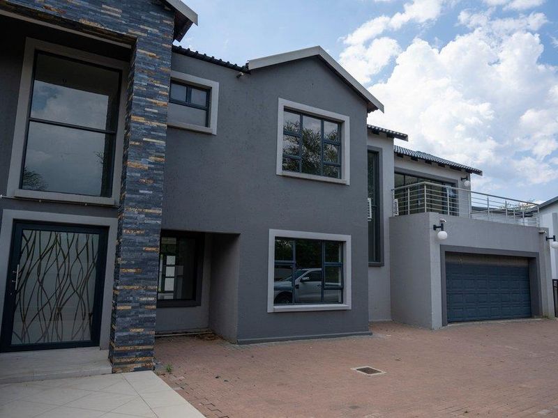 9 Bedroom Beautiful Family Home in sought after Estate - Photo 7