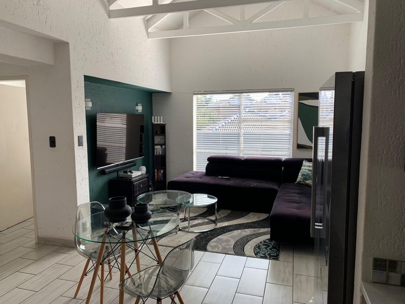 Your Dream 2-Bed Townhouse in Lakefield's Prime Location! - Photo 2