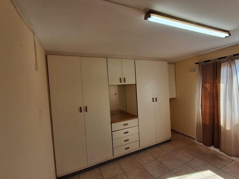 1 bedroom with lots of cupboard space - Photo 7