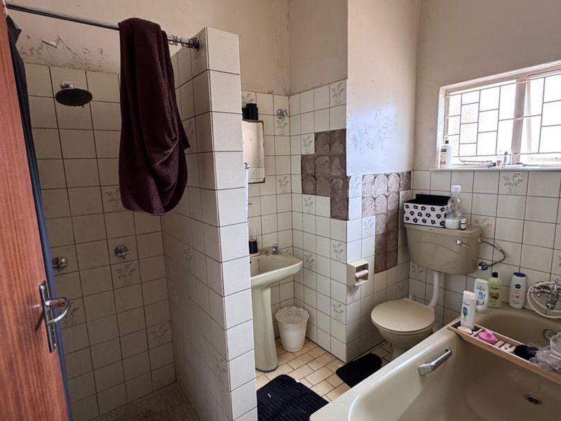 Family Home with Big Yard – Medium Renovation Opportunity in Hochland Park - Photo 10