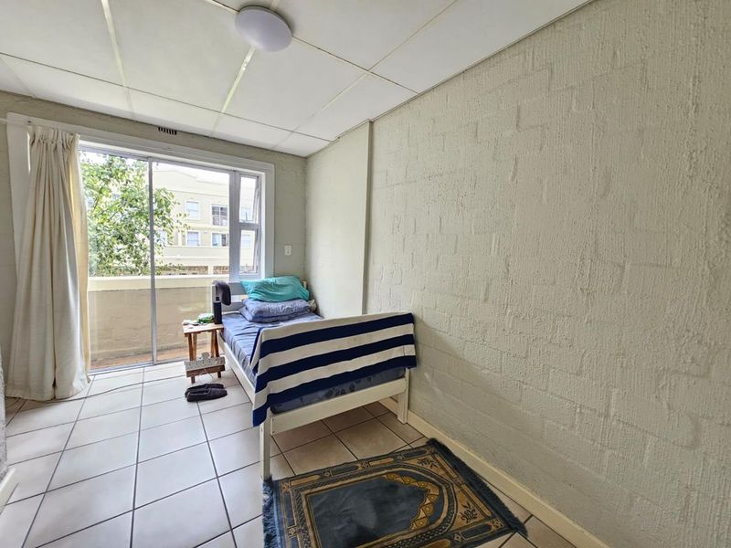 Lovely 2 Bed 1 Bath Apartment open plan living area with kitchenette - Photo 10