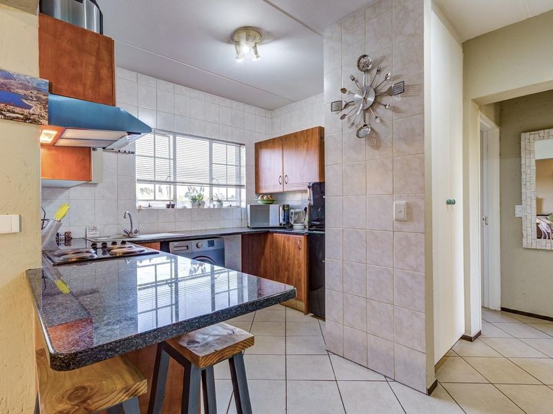 PICTURE PERFECT GROUND FLOOR TOWNHOUSE with 2 STOREROOMS - Photo 3