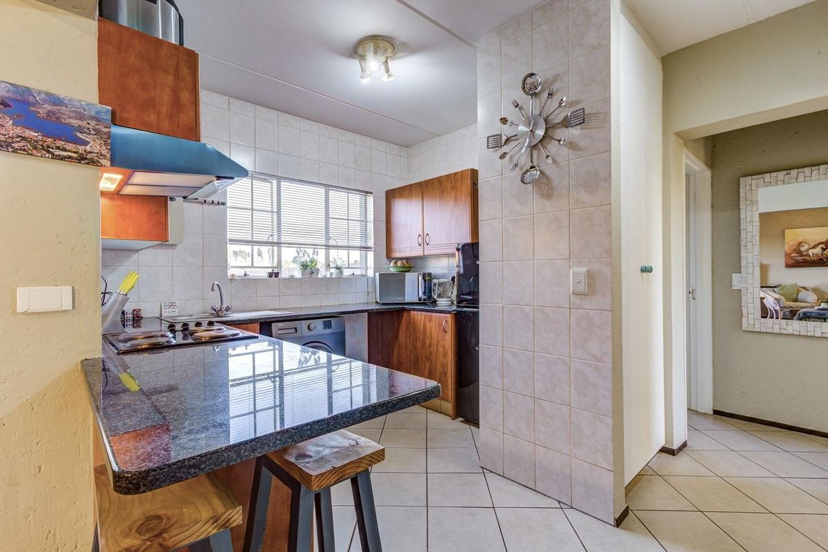 PICTURE PERFECT GROUND FLOOR TOWNHOUSE with 2 STOREROOMS - Photo 3