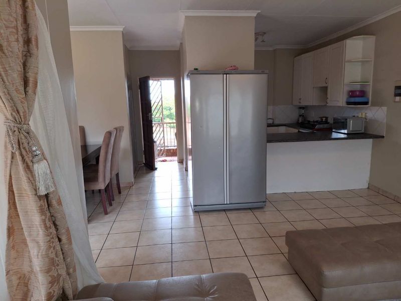 Spacious, Modern 2 Bedroom, 2 Bathroom Apartment with a Single Garage close to Gautrain station!  Great Investment! - Photo 9