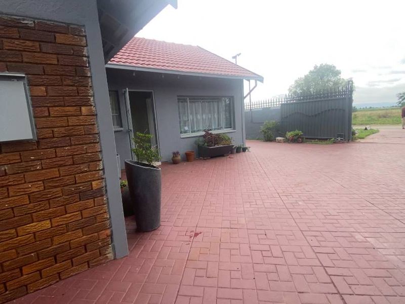 Modern 3-Bedroom Home with Flatlet for Sale - Photo 6